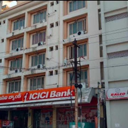 Hotel Oyo Flagship Santhi Grand Vijayawāda Exterior foto